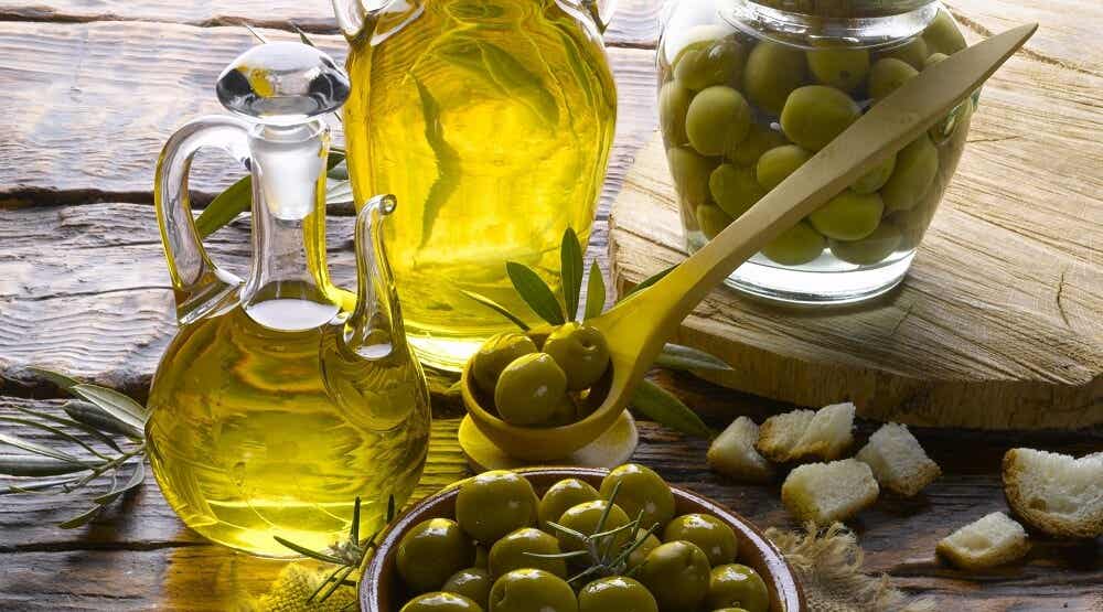 El aceite de oliva puede ser bueno para el rostro.