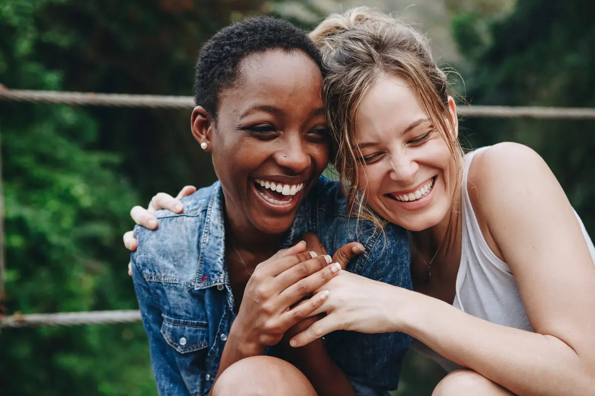 Amigas divirtiéndose