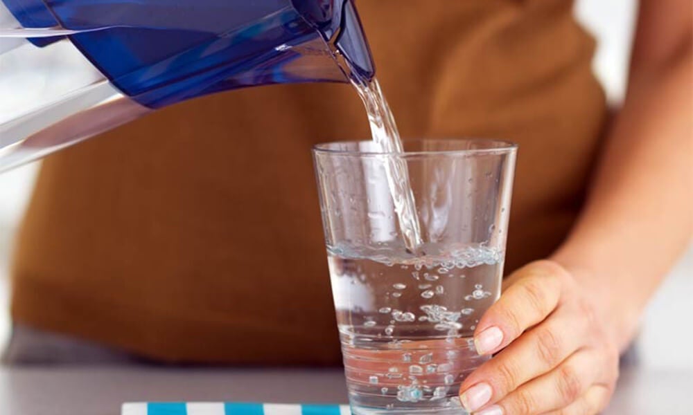 Beber poca agua es uno de los hábitos matutinos que evita que perdamos peso