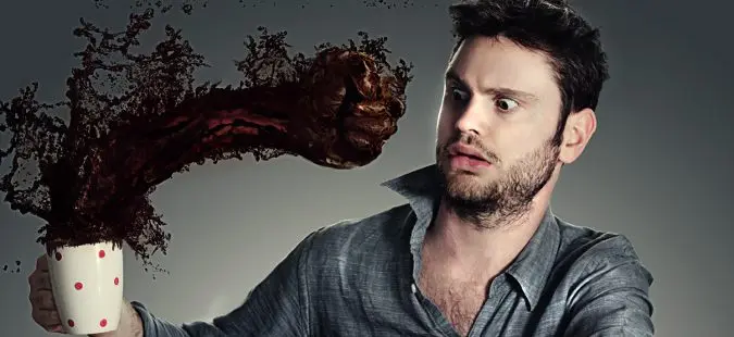 Hombre viendo una alucinación de un puño imaginario