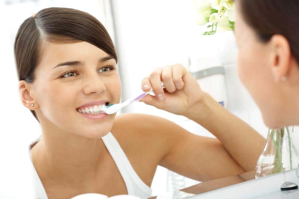 Mujer cepillándose los dientes