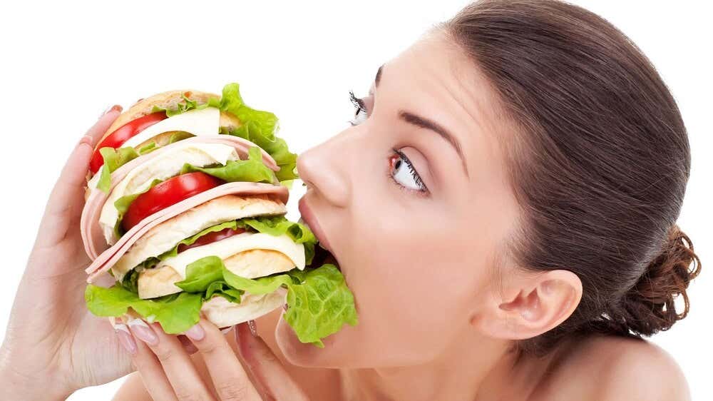 Vrouw eet enorme sandwich