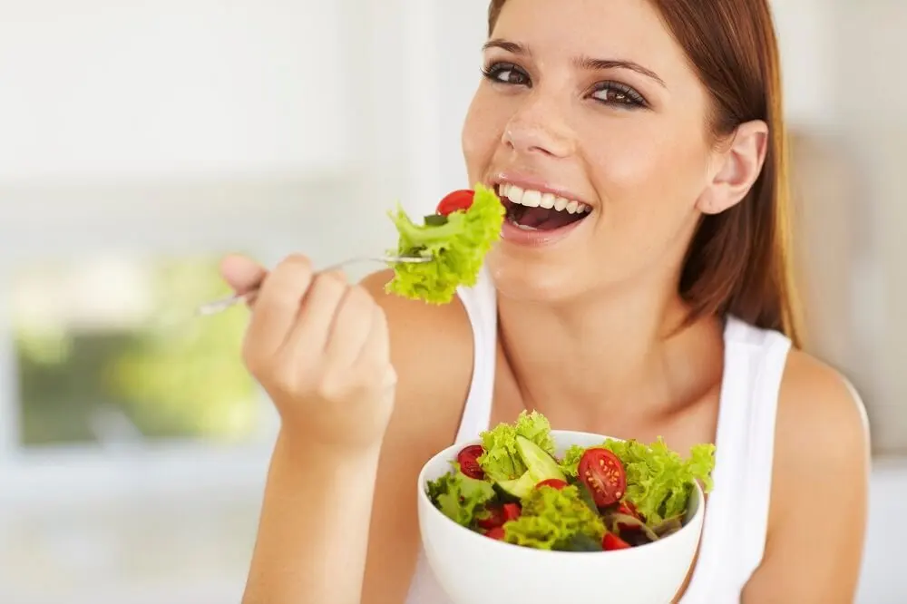 Mujer comiendo una ensalada