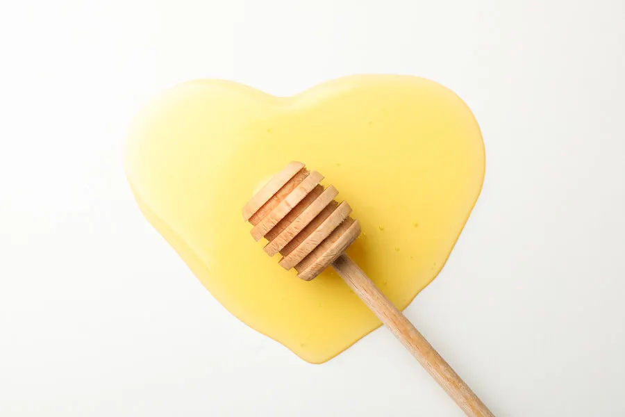 Corazón de miel de abejas.
