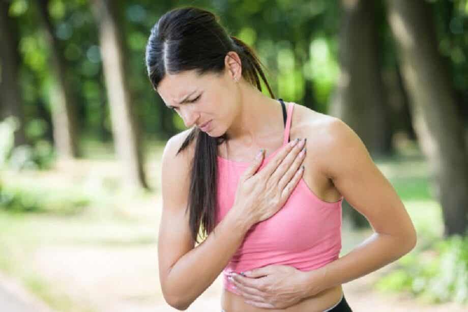 Dolor en el lado izquierdo del pecho puede ser una de las señales de infarto