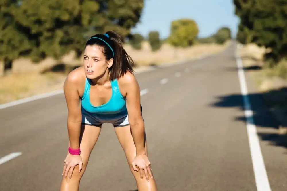 Mujer descansando después de correr