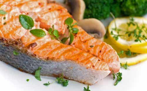 Receta de salmón al horno con patatas y verduras 
