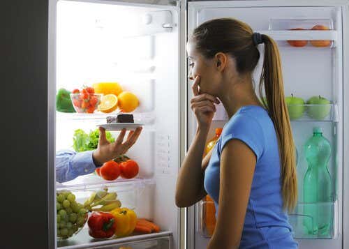 Extremsituationen - Frau vor dem Kühlschrank