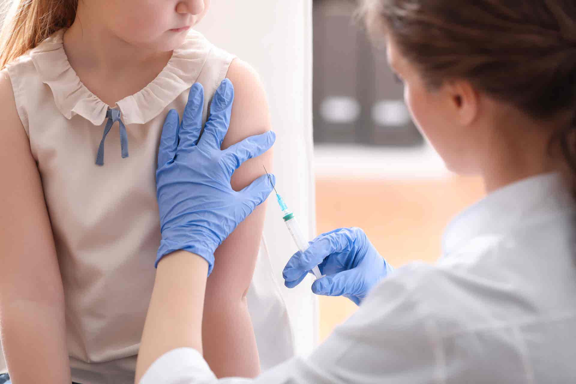 Kind krijgt een vaccinatie