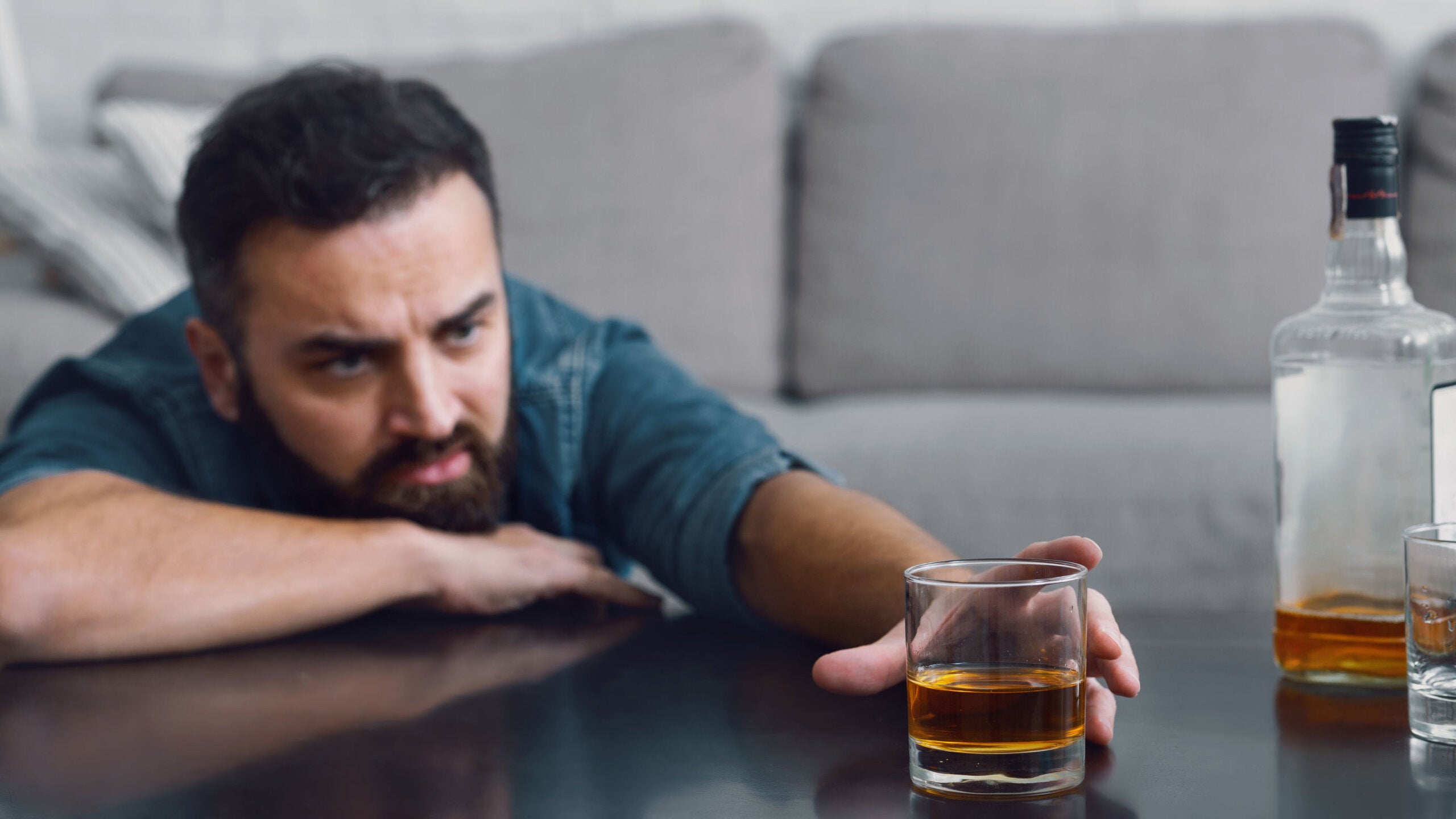 Alcoholismo causa hepatitis y dolor de hígado.