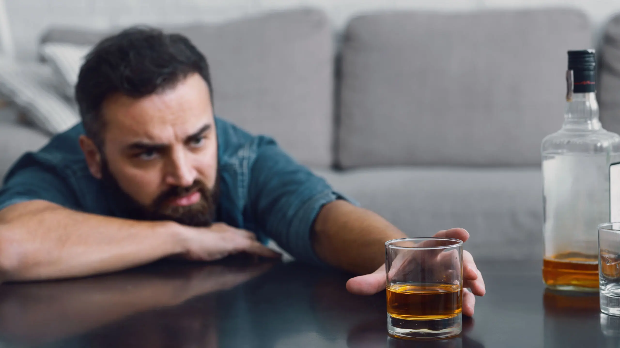 Alcoholismo causa hepatitis y dolor de hígado.