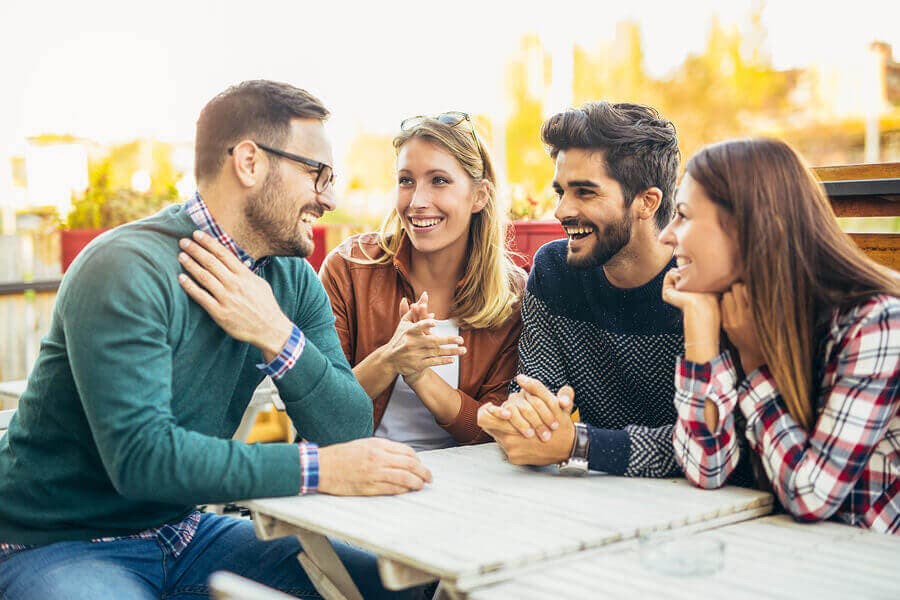 Hombres y mujeres charlando.