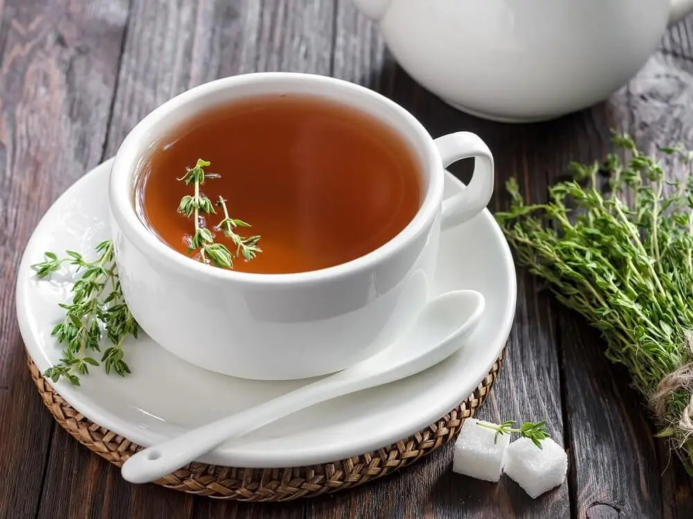 Infusión de tomillo para cuidar la gripe en niños.
