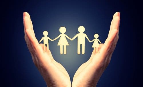 manos-conteniendo-familia