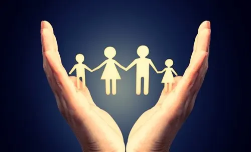 manos-conteniendo-familia