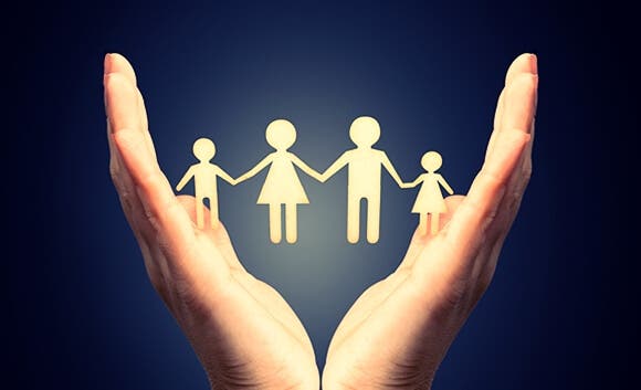 manos-conteniendo-familia