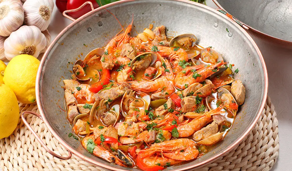 Cazuela con mariscos.
