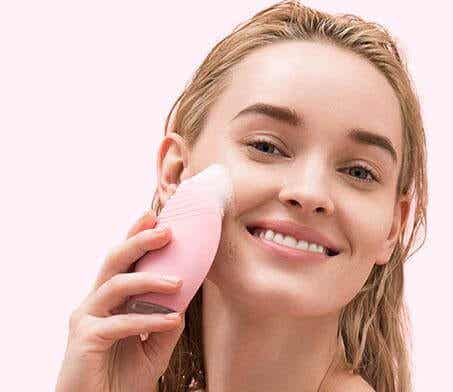 Kvinde vasker huden for at forynge ansigtet