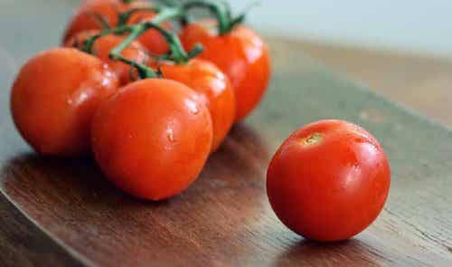 la mascarilla de tomate sirve para quitar las espinillas