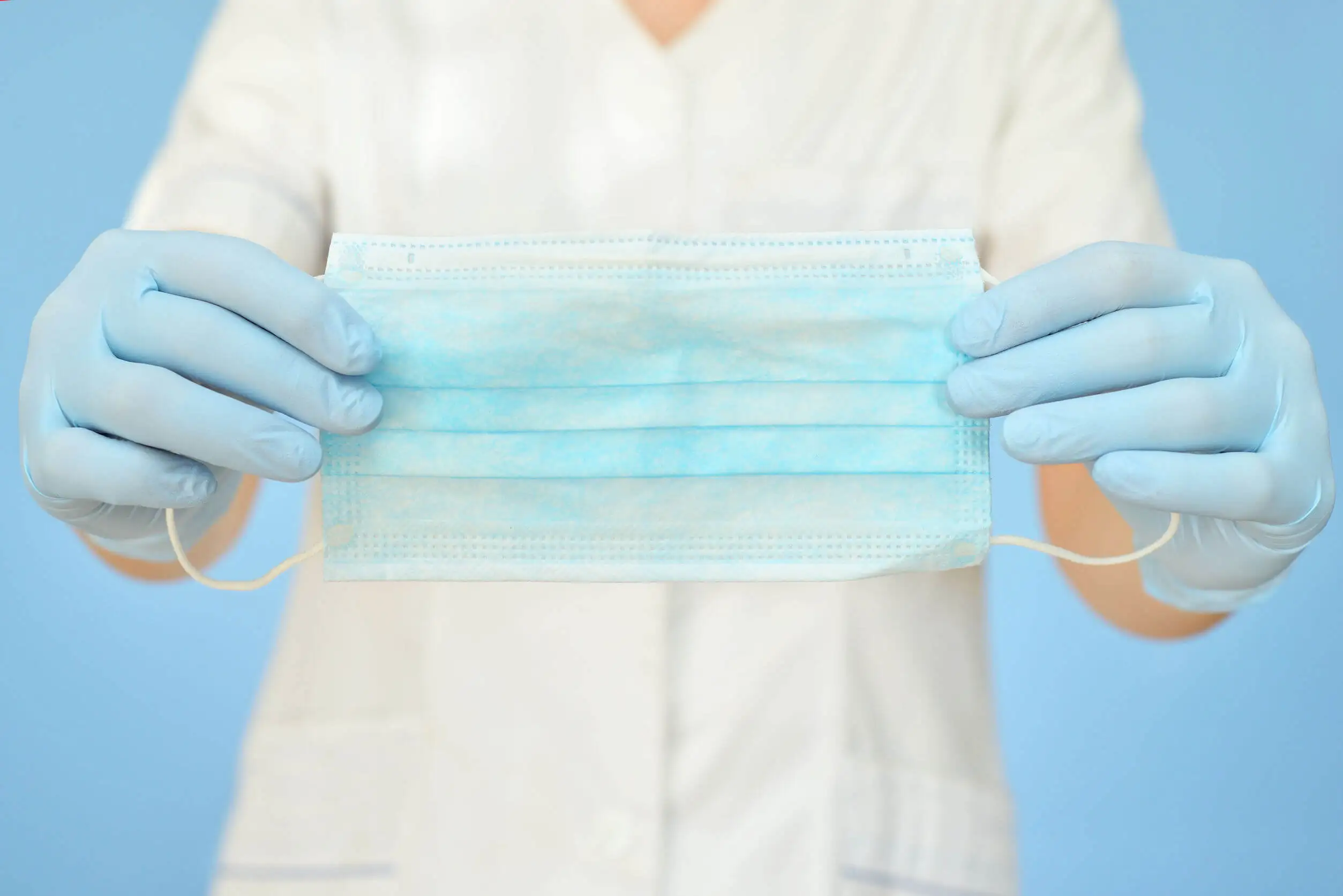 La variole est transmise par des gouttelettes de salive.