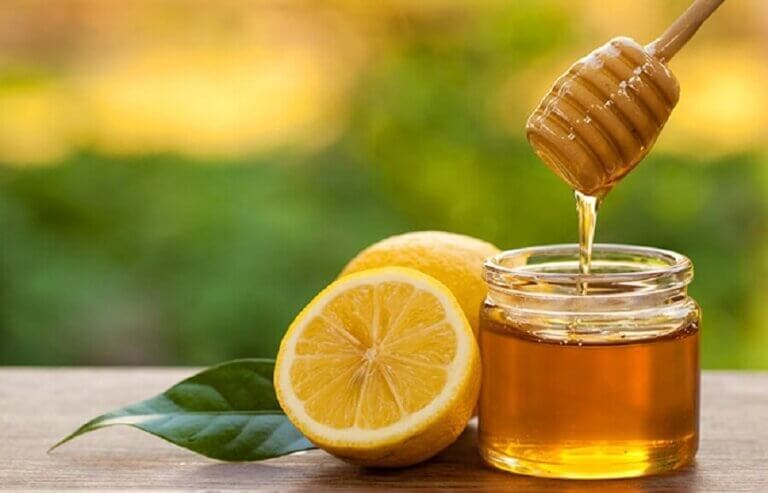 9 beneficios de la miel con limón para la salud, el cabello y la piel