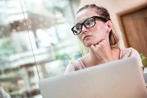 Mujer cuestionando sus creencias