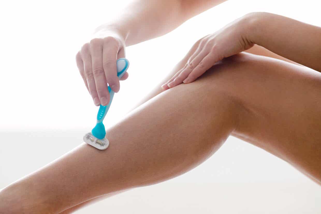 mujer-depilando-piernas-cuchilla