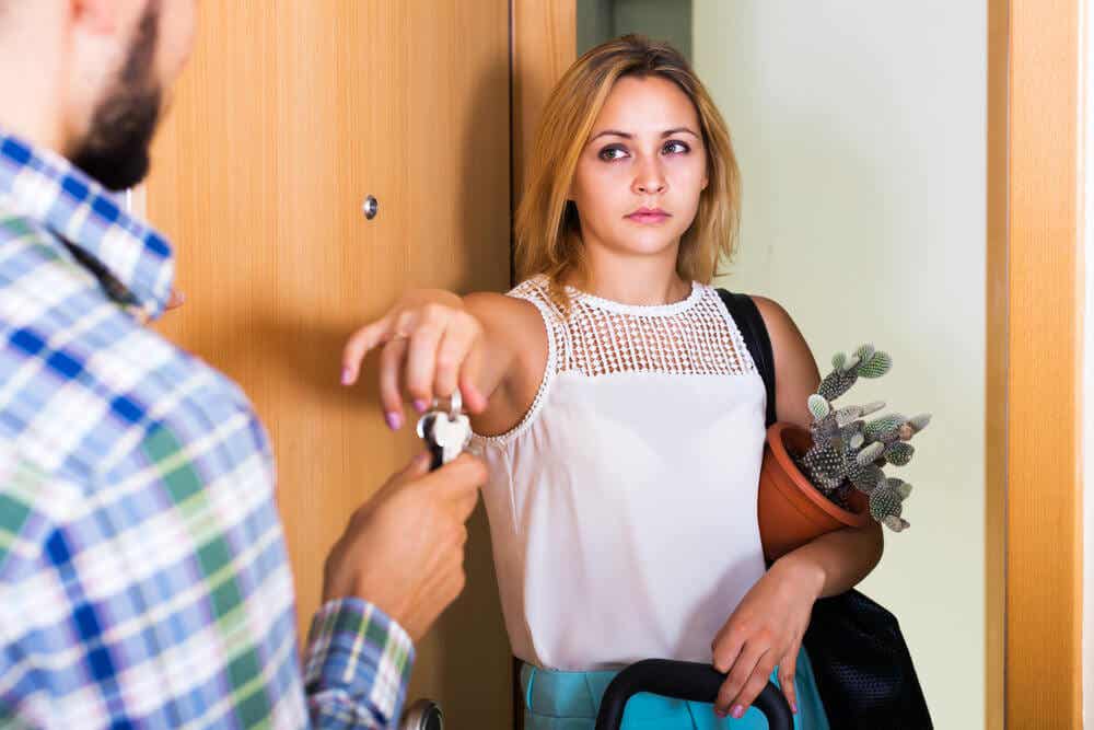 Mujer entregándole llaves de casa a su ex