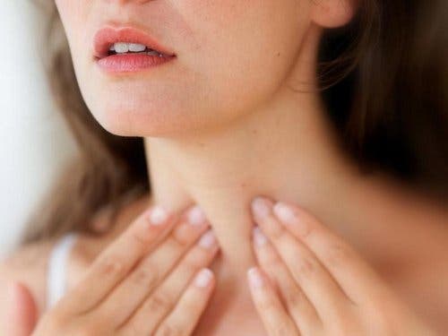 mujer explorándose para ver la relación entre el estrés e hipertiroidismo