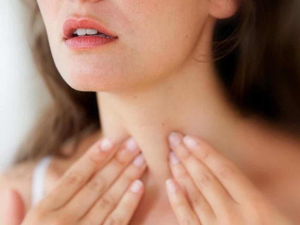 mujer-explorandose-la-tiroides