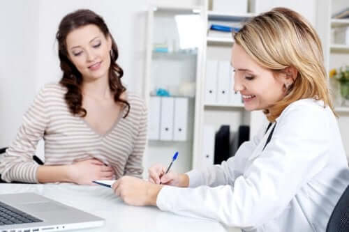 Mujer en consulta con su ginecóloga.