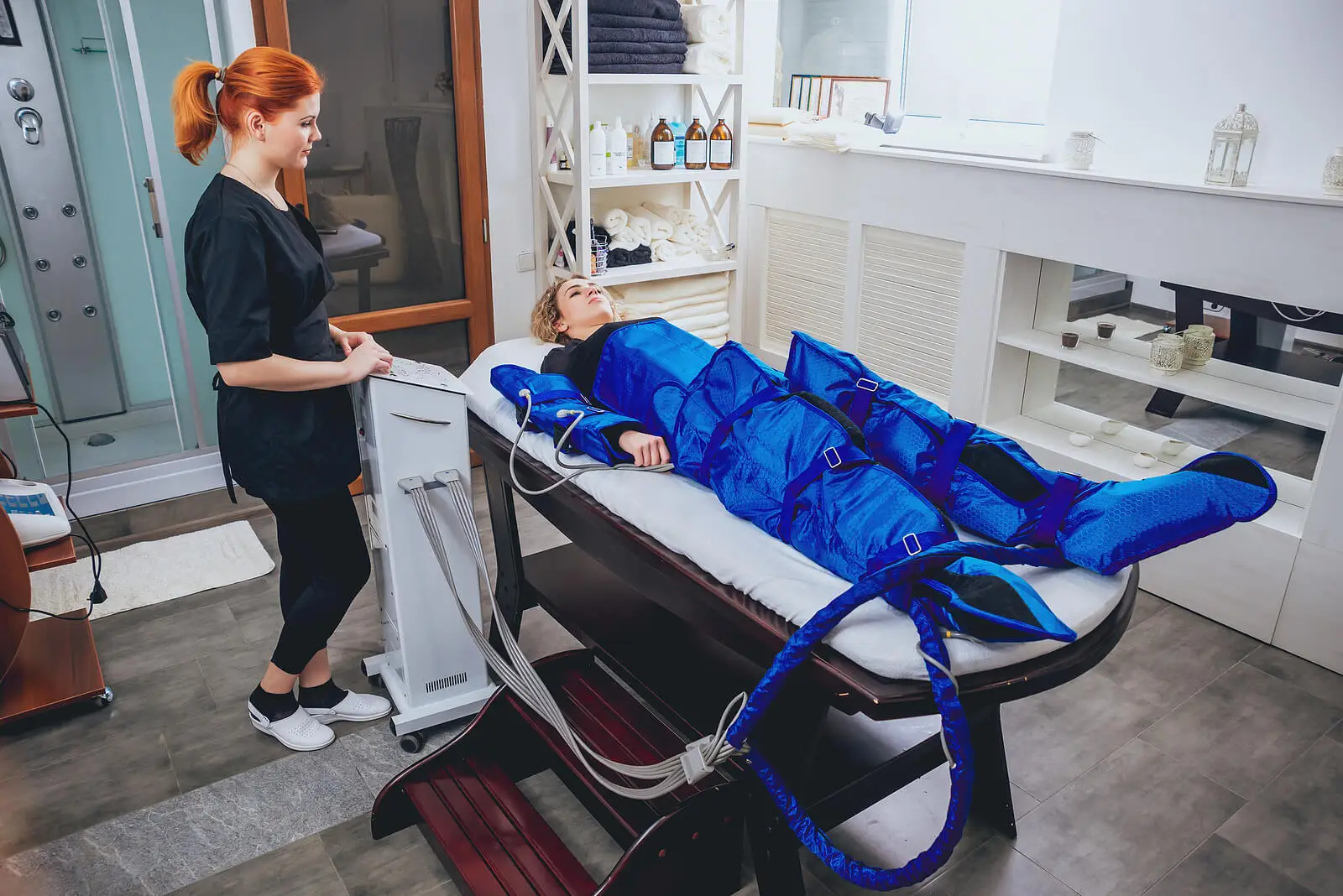 Mujer haciéndose presoterapia.