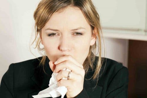 mujer tosiendo