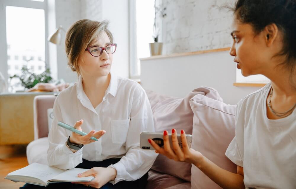 Mujeres hablando y poniendo límites.