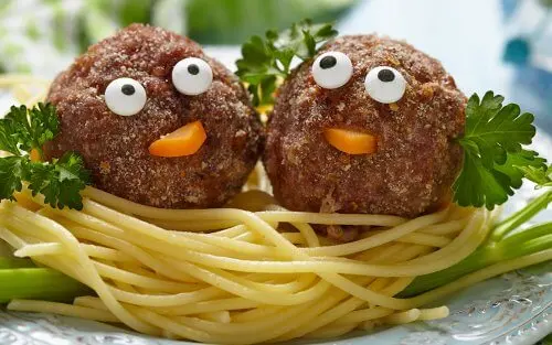 nidos de espaguetis con albondigas