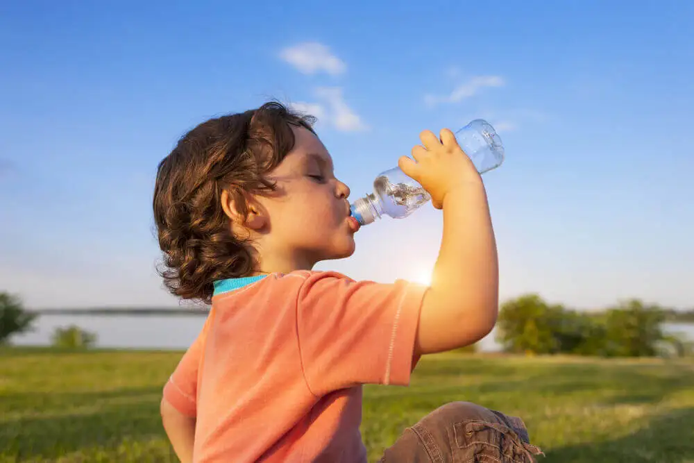 Niño bebiendo agua.