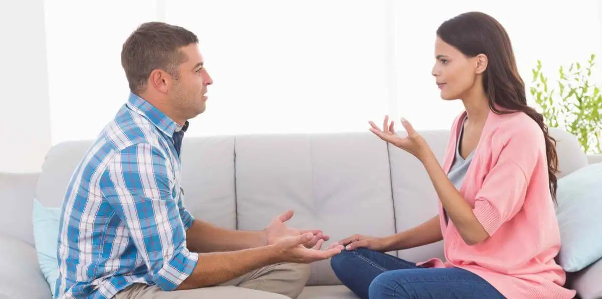 Pareja hablando