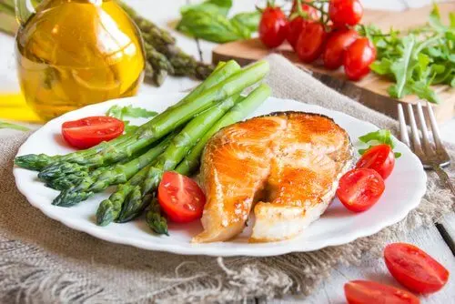 Plato de espárragos con pescado
