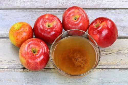 Яблочный уксус — одно из натуральных средств от гастроэнтерита.