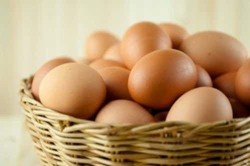 huevos-en-una-cesta-de-mimbre