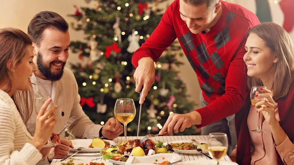 Familie nyder julemiddag