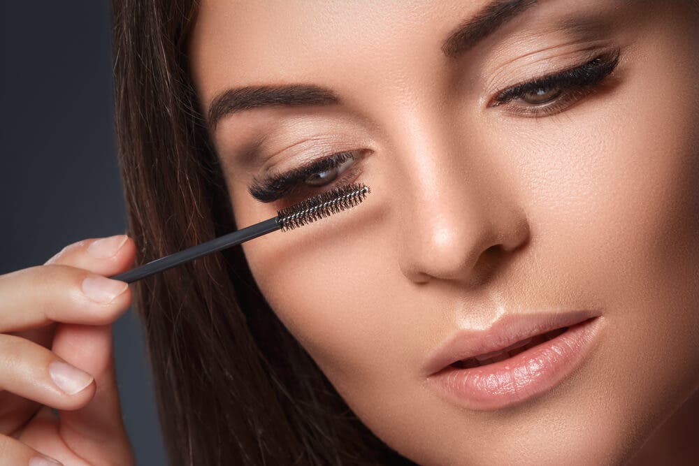 Mujer usando maquillaje natural