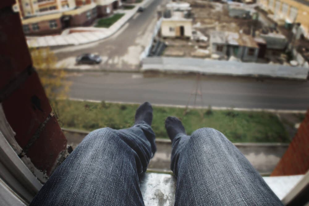 Balconing (Saltar de un balcón)