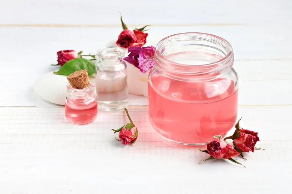Con agua de rosas