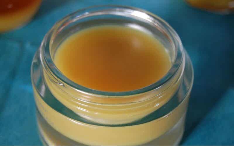 Desmaquillante de cera de abejas y aceite de almendra