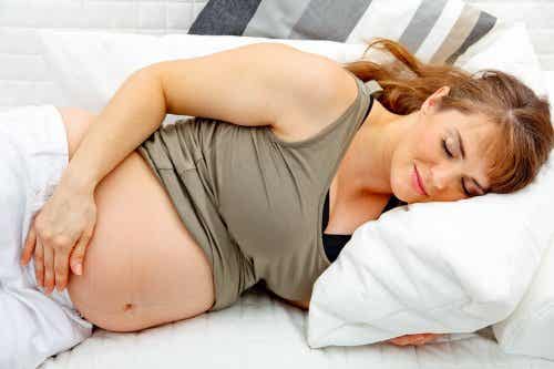 Dormir de lado el último trimestre de embarazo podría reducir el riesgo de muerte fetal