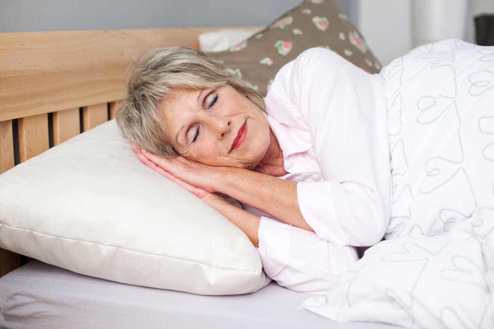 Duerme lo suficiente para reducir los estragos de la menopausia.
