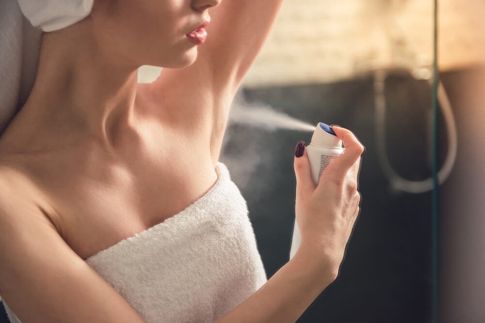Antitranspirante para persona con hiperhidrosis.