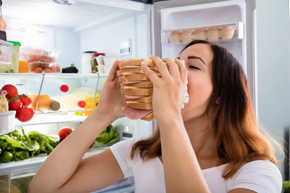 Femme qui mange un sandwich.