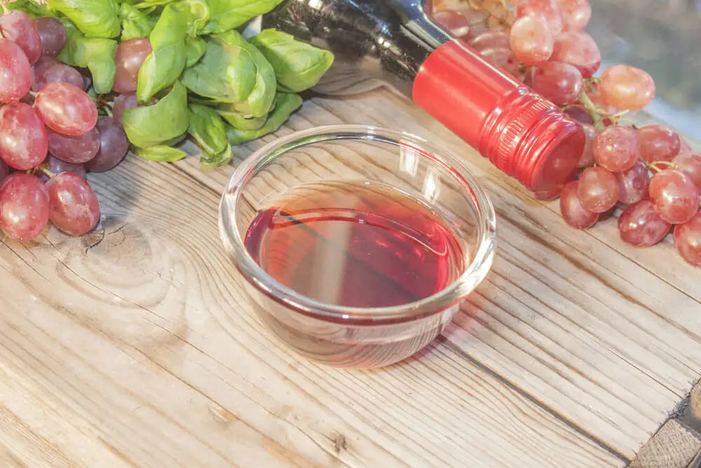 Vinaigre et vin rouge.